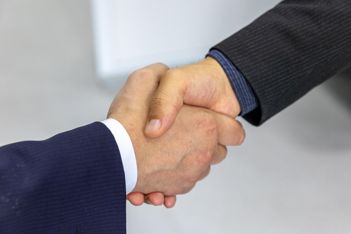 Apretón de manos profesional entre colegas en una reunión de trabajo